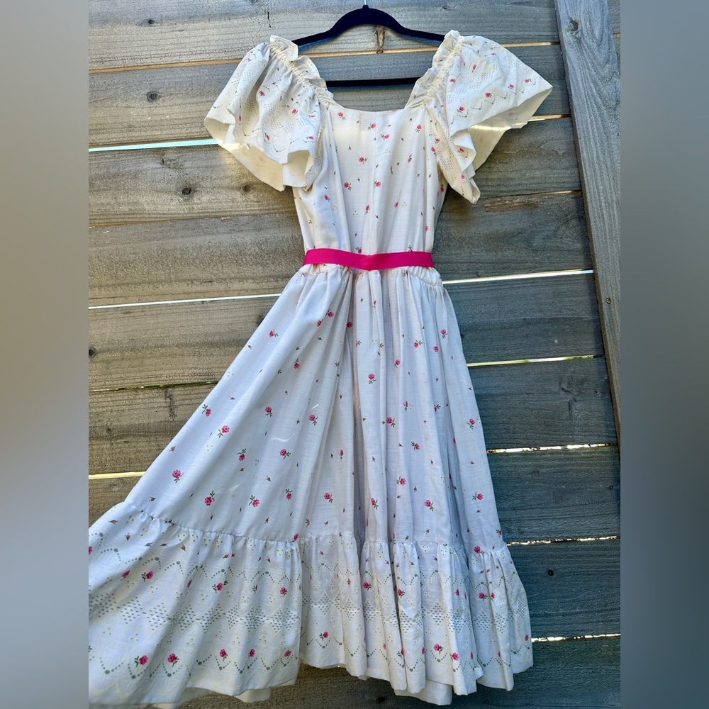 Vintage 1970s Handmade Floral Pink + White Eyelet Dress - Picture 4 of 8
